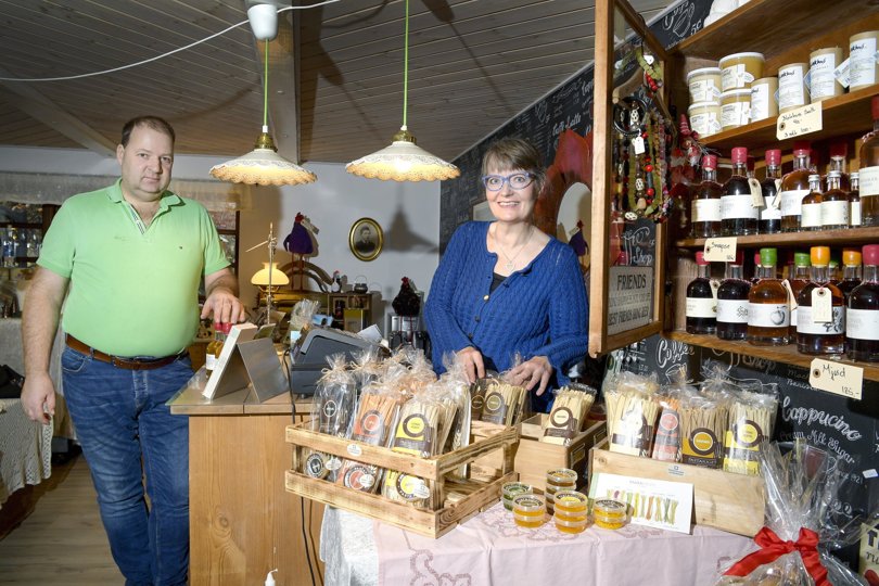 Henrik og Jane Houen Thomsen driver Thorupgaard Bondegårdsferie, som blandt andet har Bed and Breakfast, glampingtelt og butikken Thorupgaard Landkøkken. Foto: Bente Poder