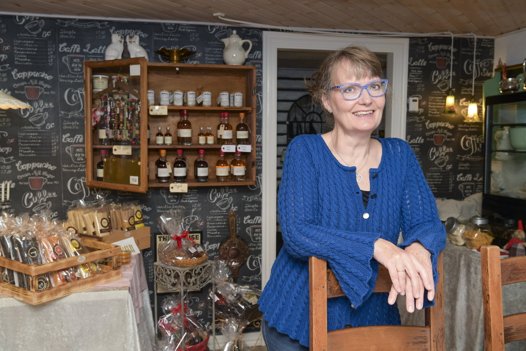Jane Houen Thomsen har indrettet Thorupgaard Landkøkken med gamle møbler og hyggelig stemning. Foto: Bente Poder
