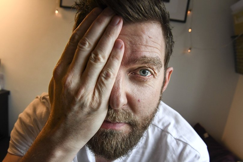 Øjnene fortæller for meget om personen, og de kommer for let i centrum. Derfor skal de være dækket til eller lukket. I hvert fald det ene. Foto: Henrik Louis <i>Foto:Henrik Simonsen</i>