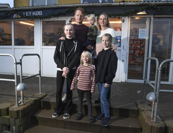 Købmandsfamilien med deres fire børn foran butikken i Serritslev. Foto: Henrik Louis
