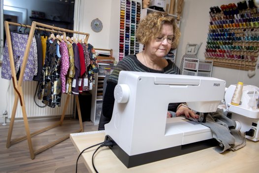 Annie Sørensen Nørgaard sidder altid og arbejder i værkstedet i sit hus, når hun skal sy børnetøj. <i>Foto: Lars Pauli</i>