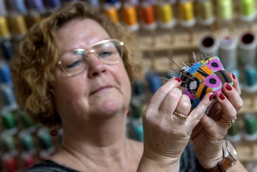 Annie Sørensen Nørgaard syr stadigvæk tøj til sine i alt ni børnebørn. Nogle gange arbejder de sammen om udseendet på et stykke tøj. <i>Foto: Lars Pauli</i>