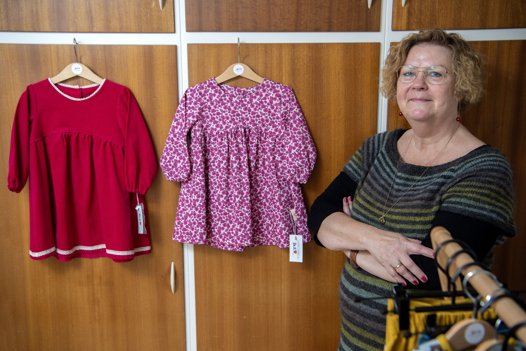 Annie Nørgaard Sørensen modtager både bestillinger over telefonen og i din butik, hun sælger sit tøj i. Hun har selv vagter i butikken. <i>Foto: Lars Pauli</i>