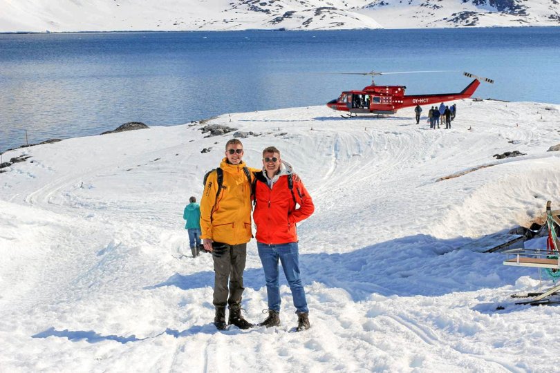 Jacob Bjerg Christensen og Kristoffer Vittrup Koed Thomsen har her været med helikopteren på vaccinationsrunde. Et hold rejser rundt i hele Grønland og vaccinerer. Foto: Simon Wismann