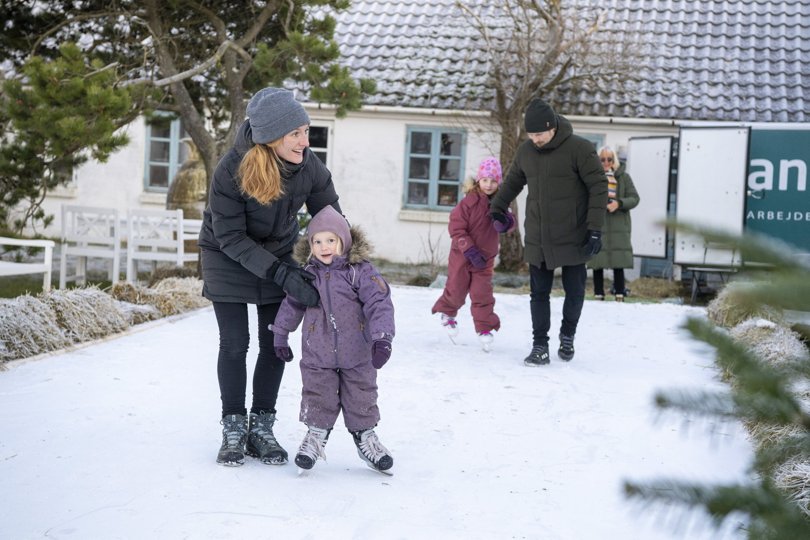 Sara Emilie, Elin Sofie og deres mor og far - Vibeke og Kjetil Løite - besøgte mormor Lene Møller og hyggede sig på skøjtebanen i Lønstrup. Foto: Bente Poder