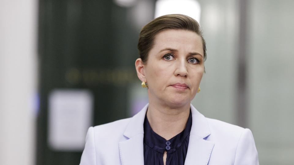 På et kort pressemøde søndag aften sagde statsminister Mette Frederiksen (S), at der ikke er noget juridisk til hinder for, at danskere og herboende ukrainere rejser til Ukraine for at kæmpe mod Rusland. <i>Nikolai Linares/Ritzau Scanpix</i>
