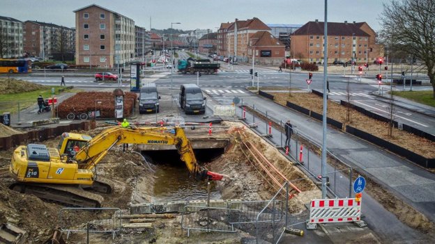 I krydset mellem Kjellerupsgade og Karolinelundsvej er der lige nu godt gang i gravearbejdet. Foto: Per Madsen