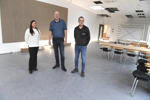 En del af kantineinventaret bliver genbrugt i det nye hus. Men lige nu står både kontorer, mødelokaler, kantine, køkken og værksteder ret rå. Marketing- og salgskoordinator Claudia Maria Ferrarese er her på besøg i den nye kantine og får selskab af Henrik Brøsted Moselund og René Pedersen