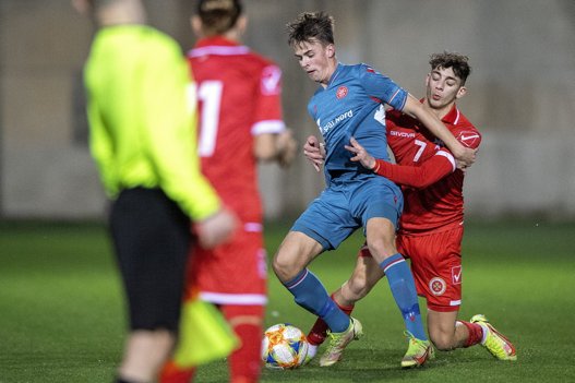 Maltas U18-landshold måtte ofte tage ufine metoder i brug for at bremse Sebastian Stahlfest. Foto: Lars Pauli <i>Foto: Lars Pauli</i>
