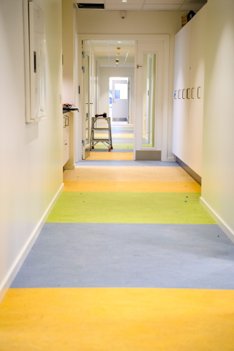 Gangene i Børneuniverset af belagt med linoleum. På den ene side skulle det ikke være klinisk hvidt som en tandlægeklinik, på den anden side skulle det ikke skrige af tivoli. - Vi har valgt afdæmpede farver, fortæller dagtilbudsleder Trine Blaabjerg Petersen. Foto: Bo Lehm <i>Bo Lehm</i>