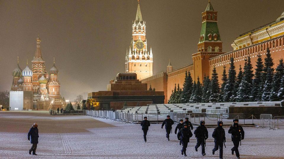 Russiske politifolk på Den Røde Plads i Moskva. Nu råder USA alle dets borgere til at komme ud af Rusland i en fart som følge af Ukraine-krisen. (Arkivfoto). <i>Dimitar Dilkoff/Ritzau Scanpix</i>