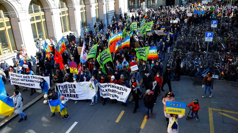Tusindvis af mennesker demonstrerer i den schwiziske regeringsby Berno mod Rusklands invasion i Ukraine. Det neutrale Schwez har efter nogen tøven valgt at støtte EU-sanktioner mod Moskva. <i>Arnd Wiegmann/Reuters</i>