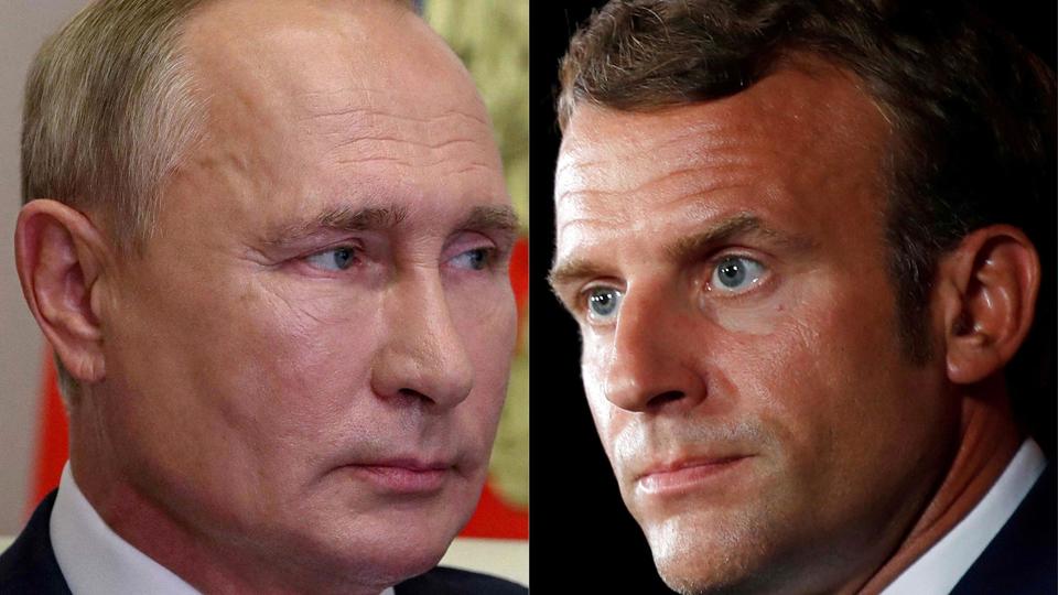 Ruslands præsident, Vladimir Putin, og Frankrigs præsident, Emmanuel Macron, har, seks dage efter at den russiske invasion i Ukraine gik i gang, talt i telefon sammen. Her krævede Putin på ny en "afnazificering" af den ukrainske ledelse. (Arkivfoto) <i>Mikhail Klimentyev, Gonzalo Fuen/Ritzau Scanpix</i>