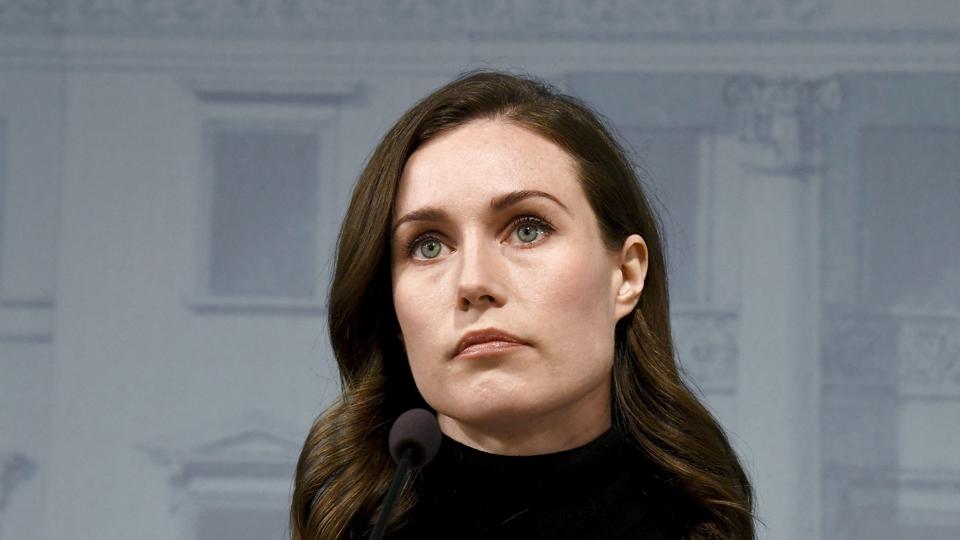 Den finske premierminister Sanna Marin fortalte om beslutningen, som hun kaldte "historisk", på et pressemøde mandag eftermiddag. <i>Lehtikuva/Reuters</i>