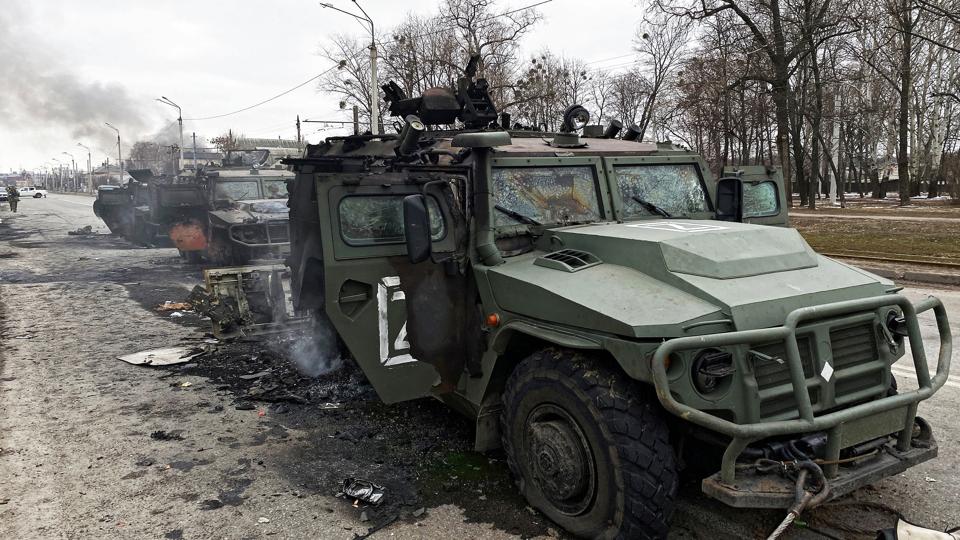 Russiske militærkøretøjer mandag på en indfaldsvej til den ukrainske storby Kharkiv er blevet ramt og uskadeliggjort af de ukrainske styrker. Russerne har sendt store mængder granater ind over byen, og mindst 11 ukrainere meldes dræbt. <i>Vitaliy Gnidyi/Reuters</i>