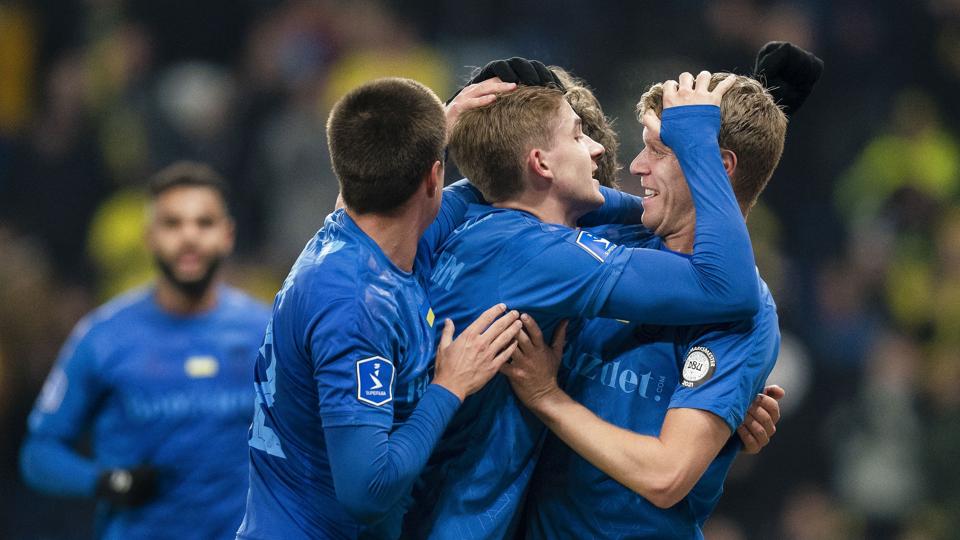 Henrik Heggheim tiljubles af holdkammerater efter den afgørende scoring i første halvleg. <i>Liselotte Sabroe/Ritzau Scanpix</i>