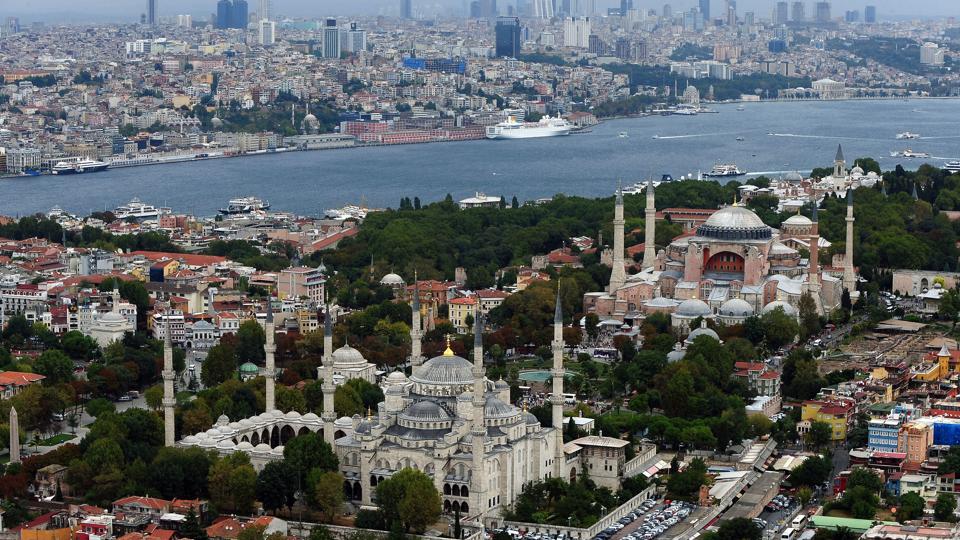 Den tyrkiske storby Istanbul, der deles af Bosporusstrædet. Vandvejen sikrer, at skibe kan nå fra Middelhavet til Sortehavet, hvor Rusland er i gang med en invasion i Ukraine. (Arkivfoto). <i>Unknown/Ritzau Scanpix</i>