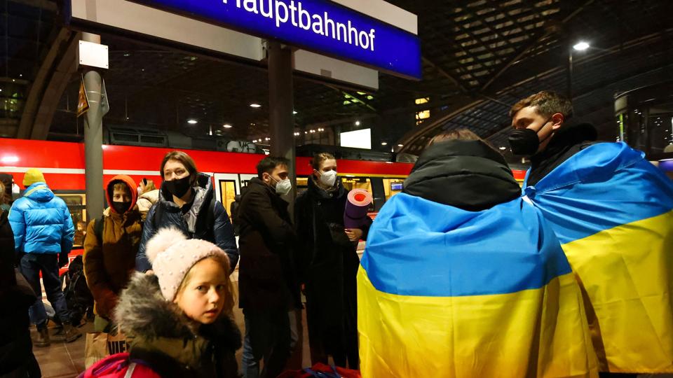 Ukrainske flygtninge ankommer til hovedbanegården i Berlin i Tyskland mandag. Tyskland anslår, at man har modtaget 1800 mennesker siden torsdag, der er flygtet fra konflikten i Ukraine. <i>Fabrizio Bensch/Reuters</i>