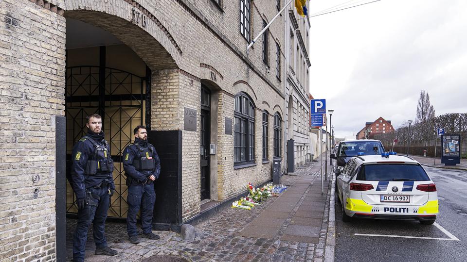 Fredag lå der blomster foran Ukraines ambassade efter den russiske invasion. <i>Claus Bech/Ritzau Scanpix</i>