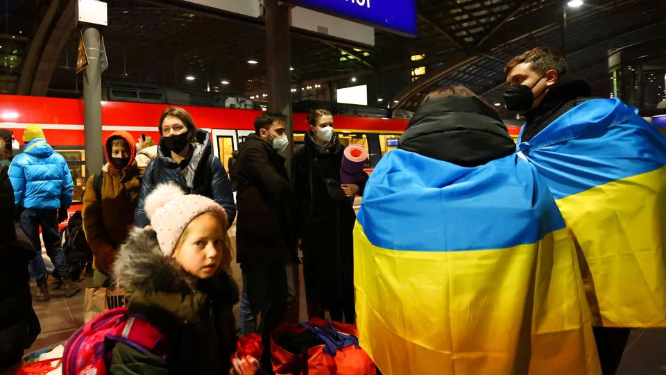 Frivillige med ukrainske flag står klar til at tage imod ukrainske flygtninge på hovedbanegården i den tyske hovedstad, Berlin. <i>Fabrizio Bensch/Reuters</i>