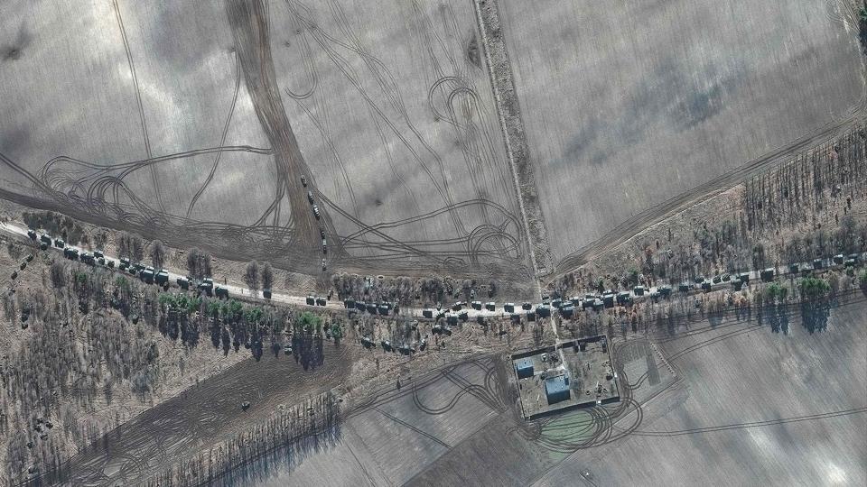 Satellitbilleder viser angiveligt en russisk militærkolonne, der strækker sig over 64 kilometer med kurs mod Ukraines hovedstad, Kiev. <i>-/Ritzau Scanpix</i>