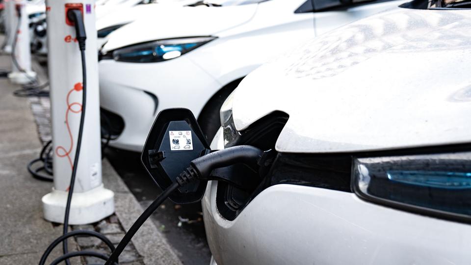 Salget af elbiler har de seneste to måneder overgået salget af plugin-hybridbiler. (Arkivfoto) <i>Emil Helms/Ritzau Scanpix</i>