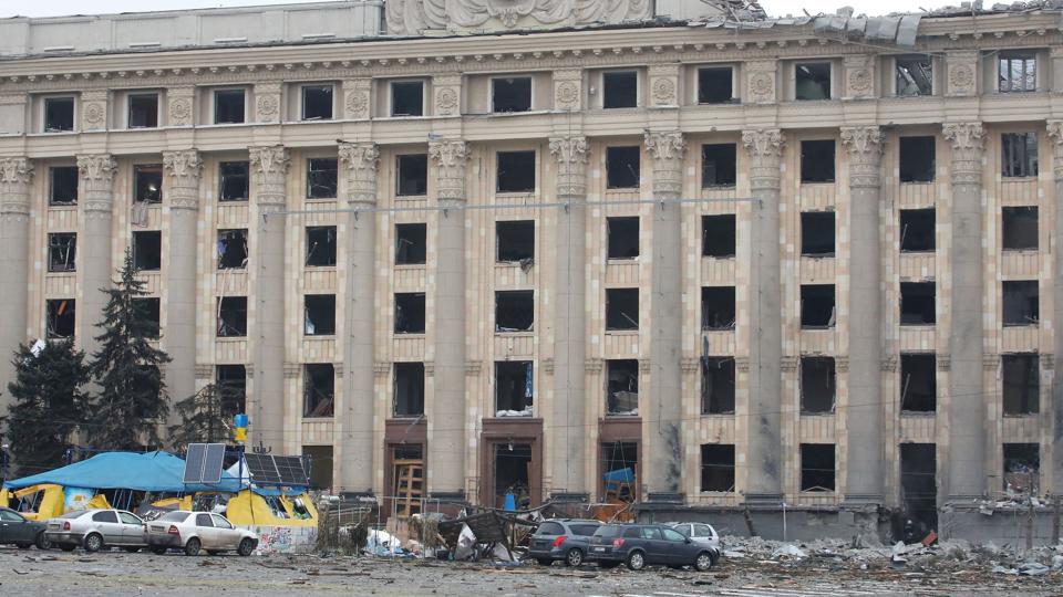 Billedet her viser angiveligt rådhuset i Ukraines næststørste by, Kharkiv, efter et russisk angreb tirsdag. <i>Vyacheslav Madiyevskyy/Reuters</i>
