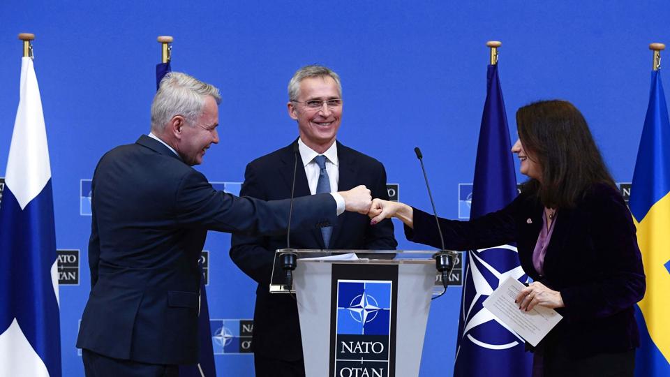 Finland og Sverige er ikke medlemmer af forsvarsalliancen Nato, men de samarbejder. I begyndelsen af februar holdt den svenske udenrigsminister, Ann Linde (th.), og den finske udenrigsminister, Pekka Haavisto (tv.), et fælles pressemøde med Natos generalsekretær, Jens Stoltenberg (midtfor), efter et møde i Bruxelles. <i>John Thys/Ritzau Scanpix</i>