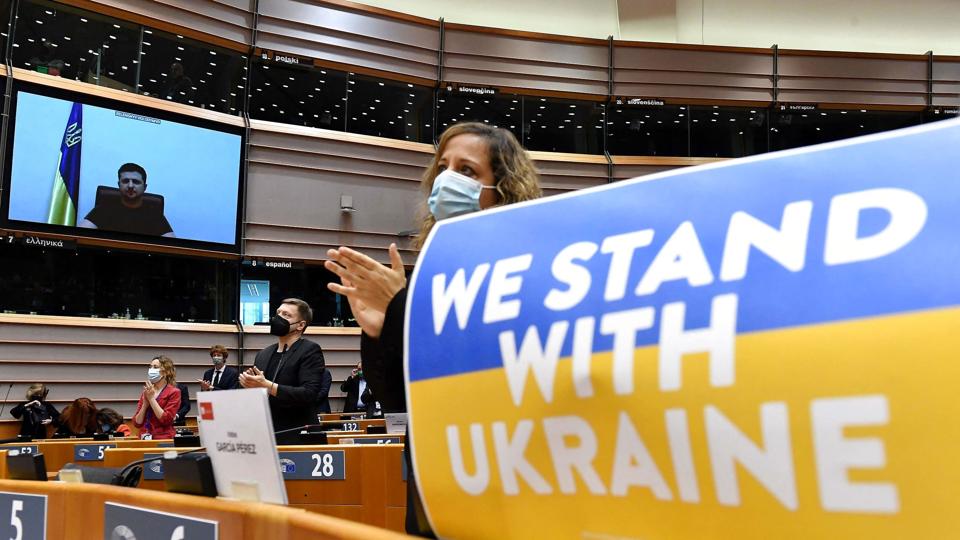 Ukraines præsident, Volodimir Zelenskij, blev taget imod med stående bifald, da han holdt tv-tale i EU-Parlamentet tirsdag. <i>John Thys/Ritzau Scanpix</i>