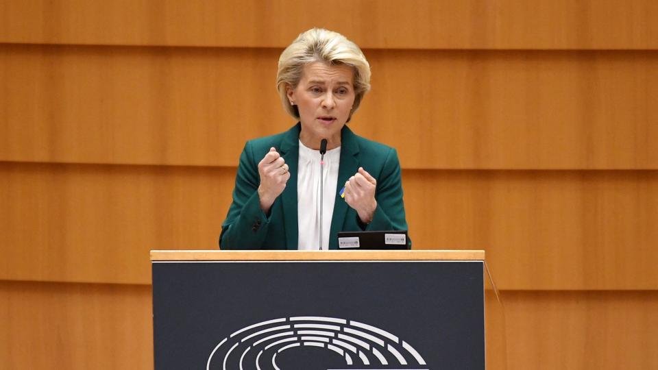 EU-Kommissionens formand, Ursula von der Leyen, udtrykker i en tale stor respekt for det ukrainske folks mod under den russiske invasion. <i>John Thys/Ritzau Scanpix</i>