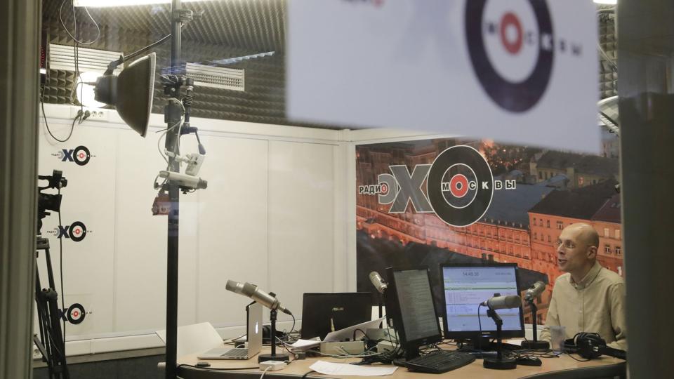 Ekho Moskvi er en kendt og ofte kritisk radiostation i Rusland. Men nu kommer der ikke længere udsendelser ud fra studierne, efter stationen er blevet blokeret for at sprede "falske oplysninger" om Rusland krig i Ukraine. (Arkivfoto). <i>Tatyana Makeyeva/Reuters</i>
