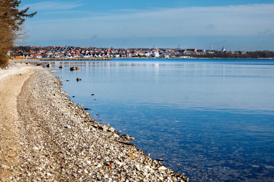 PFAS-stoffer fra brandøvelser på Beredskabsstyrelsen Nordjylland siver i foråret 2022 ud i Limfjorden. <i>Foto: Torben Hansen</i>