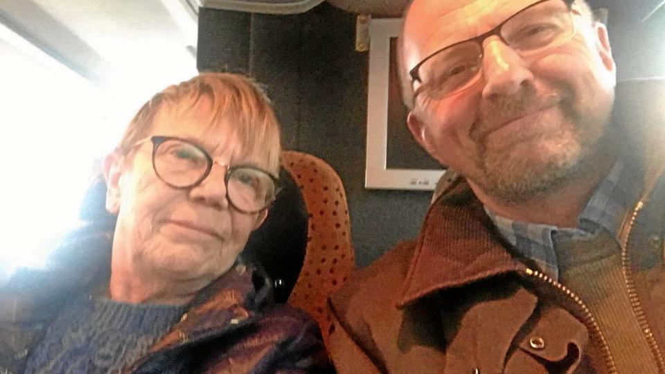 Leo Jørgensen ombord i en af busserne sammen med Inga Sandorf, sosu-assistent og hustru til en af chaufførerne. Privatfoto