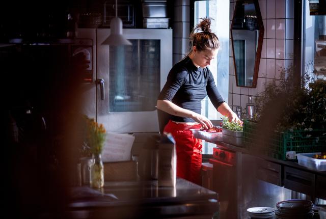 Matilde Grue er med til at skabe en gastronomisk stjernestund på Ruths Hotel. Foto: Torben Hansen