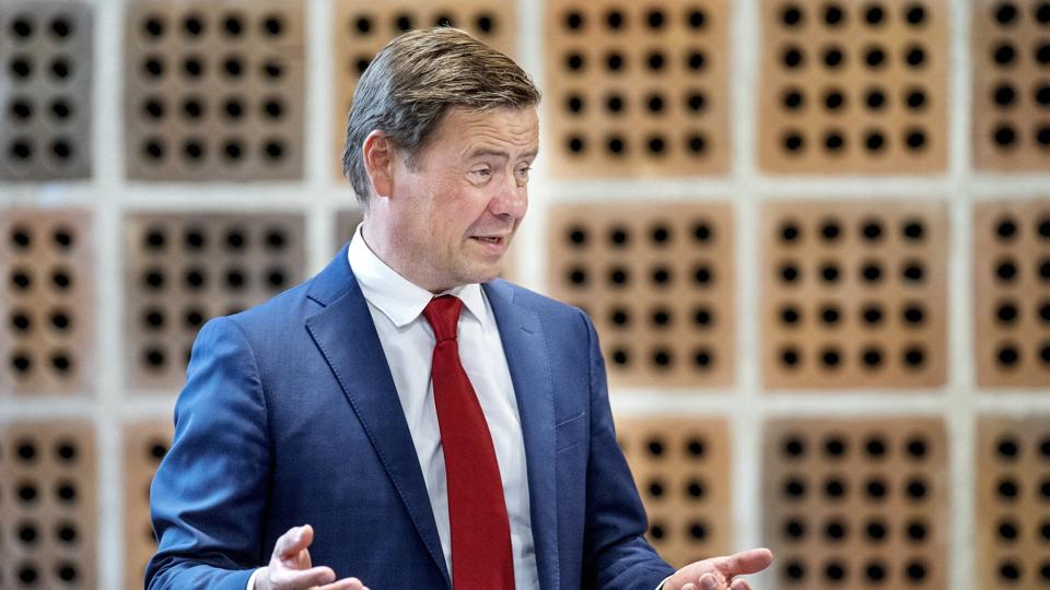 Borgmester Thomas Kastrup-Larsen (S) peger på, at Aalborg Kommune nu kigger på en lang række bygninger til ukrainske flygtninge. Arkivfoto: Lars Pauli