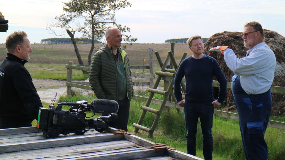 Poul Christensen (th.) kunne tale med alle - her i samtale med tv-meteorolog Peter Tanev (nr. to fra venstre) og et produktionshold fra TV2 Vejret i sommeren 2020. Arkivfoto