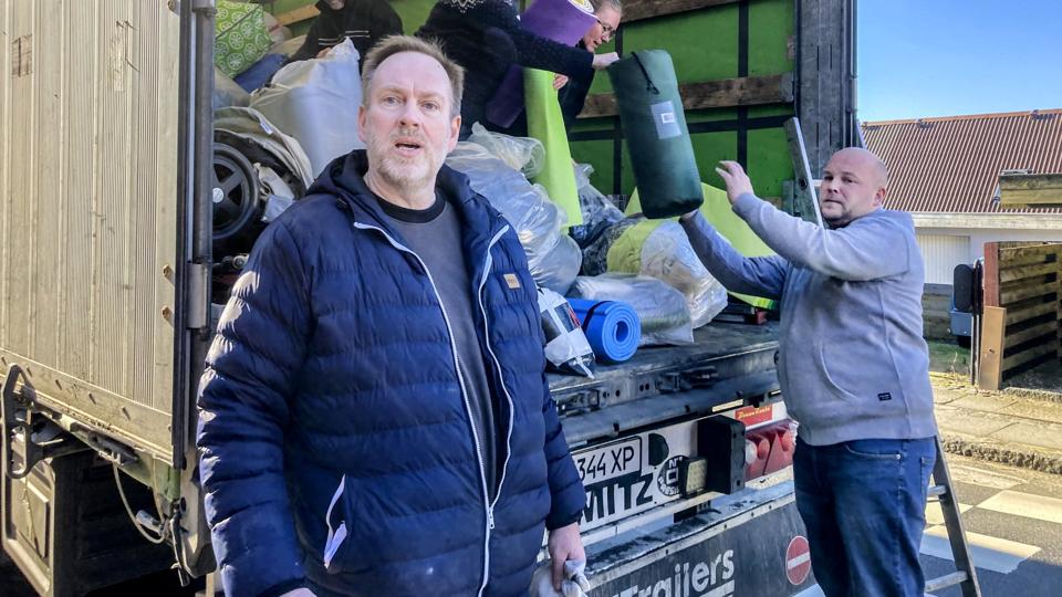 Mandag blev lastbilen med den nordjyske hjælp læsset. Forrest initiativtager Tommy Bruus-Jensen.