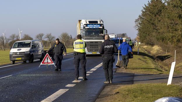 Uheldet medførte en del oprydningsarbejde og vejen blev spærret. Foto: Kim Dahl Hansen <i>Foto: Kim Dahl Hansen</i>