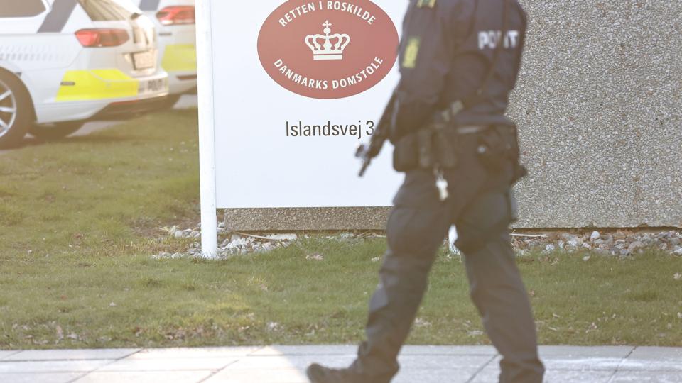 Retten i Roskilde har i en bygning i Herfølge onsdag eftermiddag afsagt dom i sagen mod tre mænd, der er ledende medlemmer af separatistbevægelsen ASMLA. De tre mænd blev 4. februar kendt skyldige i at have spioneret imod Iran for en saudiarabisk efterretningstjeneste og terrorstøtte. <i>Olafur Steinar Gestsson/Ritzau Scanpix</i>