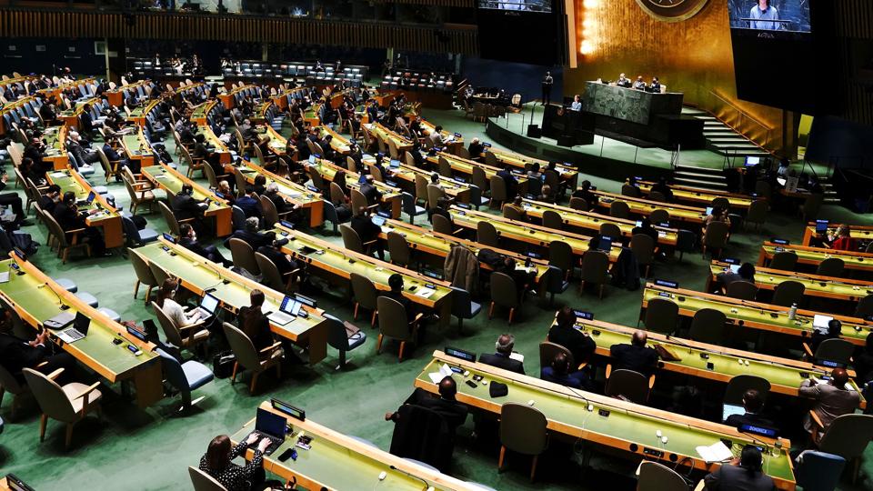 FN-resolutionen, der fordømmer Rusland, er vedtaget efter to dage med debat. Den er ikke bindende under international lov. Den har derfor mere en symbolsk betydning. <i>Carlo Allegri/Reuters</i>