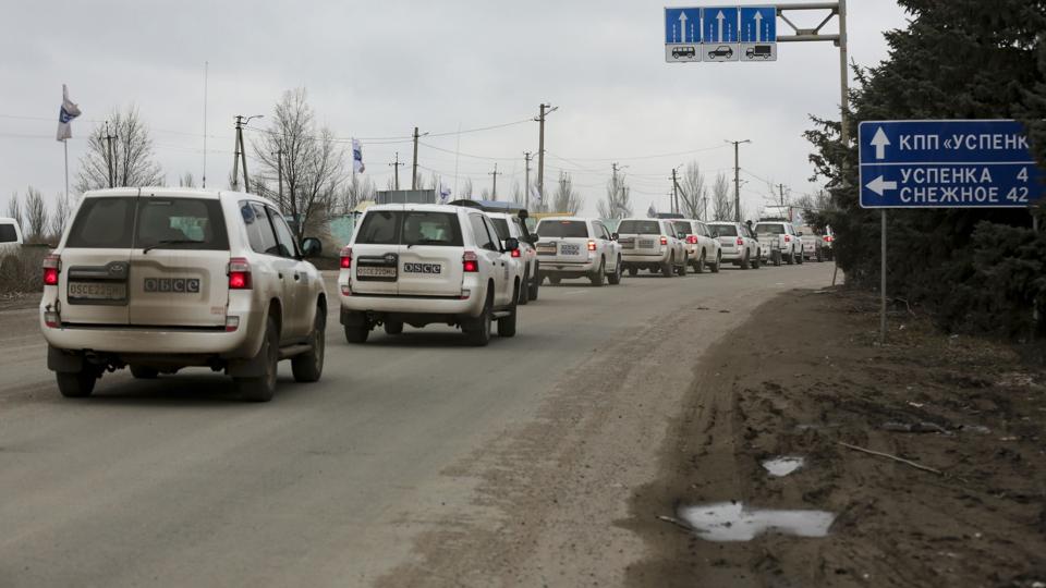 En konvoj af køretøjer fra OSCE ses her tirsdag uden for Donetsk i det østlige Ukraine. <i>Alexei Alexandrov/Ritzau Scanpix</i>