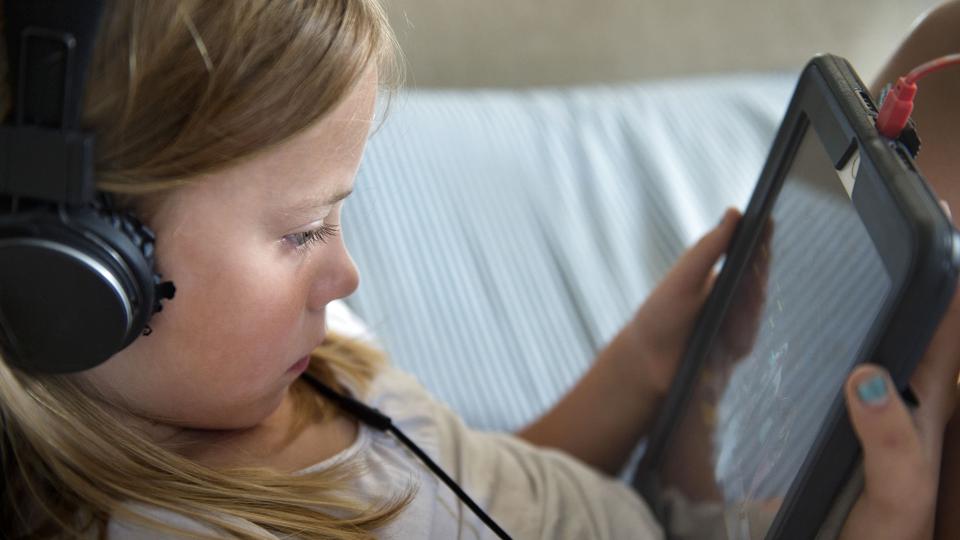 Børn og unge ved for lidt om, hvordan de passer på deres hørelse. Det mener Høreforeningen, der torsdag sætter gang i et projekt, der gennem tre år skal lære børn og unge at skrue ned for musikken, holde pauser og undgå høretab og tinnitus. (Arkivfoto) <i>Liselotte Sabroe/Ritzau Scanpix</i>