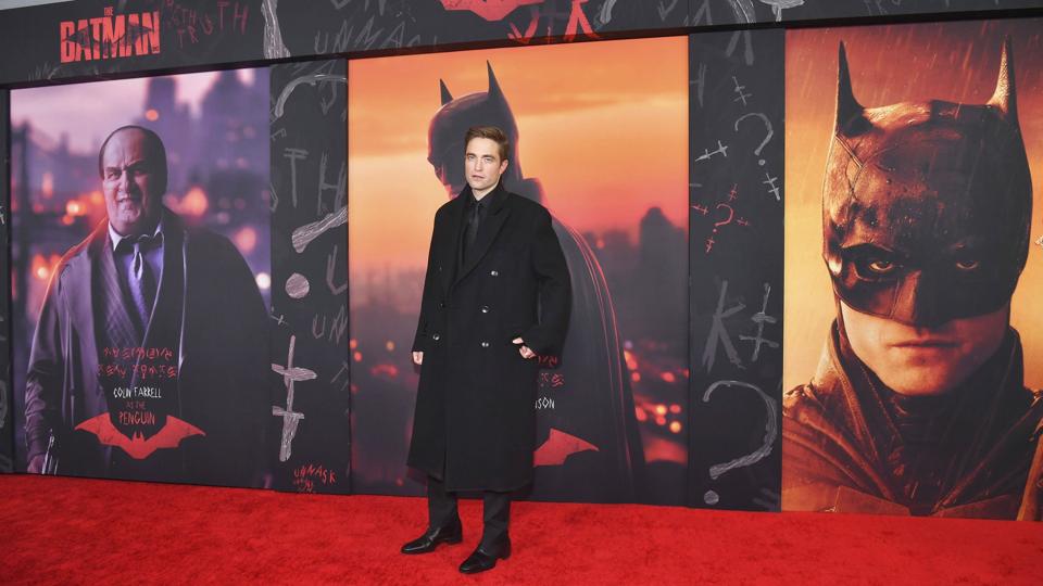 Tidligere har blandt andre Michael Keaton, Christian Bale og Ben Affleck spillet rollen som Batman. Nu er depechen overgået til Robert Pattinson. Det klarer han godt, er anmelderne enige om. <i>Zz/Ndz/Star Max/Ipx/Ritzau Scanpix</i>