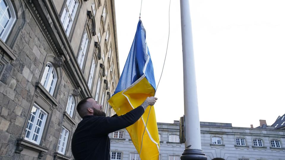 Folketinget hejser det ukrainske flag ved siden af Dannebrog i sympati med Ukraine ved hovedtrappen til Christiansborg Slot torsdag. Justitsministeriet tillod onsdag både private og offentlige myndigheder at flage med det ukrainske flag. <i>Ida Marie Odgaard/Ritzau Scanpix</i>