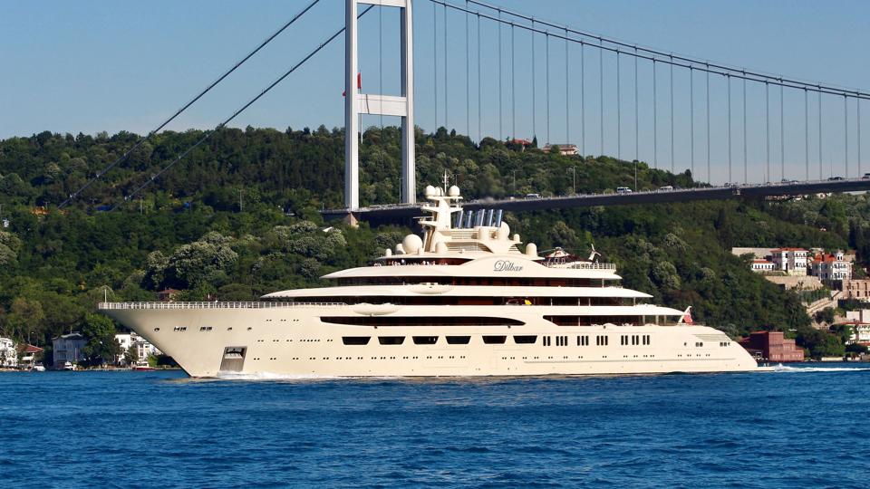 De tyske myndigheder har i Hamburg beslaglagt en luksusyacht i et prisleje på omkring fire milliarder kroner, der tilhører den russiske milliardær Alisher Usmanov. Yacthten "Dilbar" ses her på vej gennem Bosporusstrædet ved Istanbul. <i>Yoruk Isik/Reuters</i>