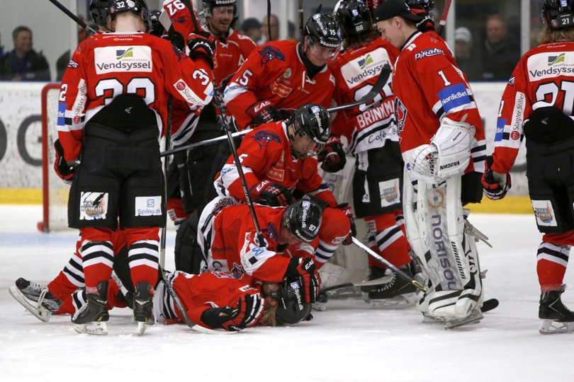De jublende Aalborg-spillere i en forløsende jubelbunke efter sejren på straffeslag. Foto: Jan Korsgaard/Scanpix <i>Scanpix Denmark</i>