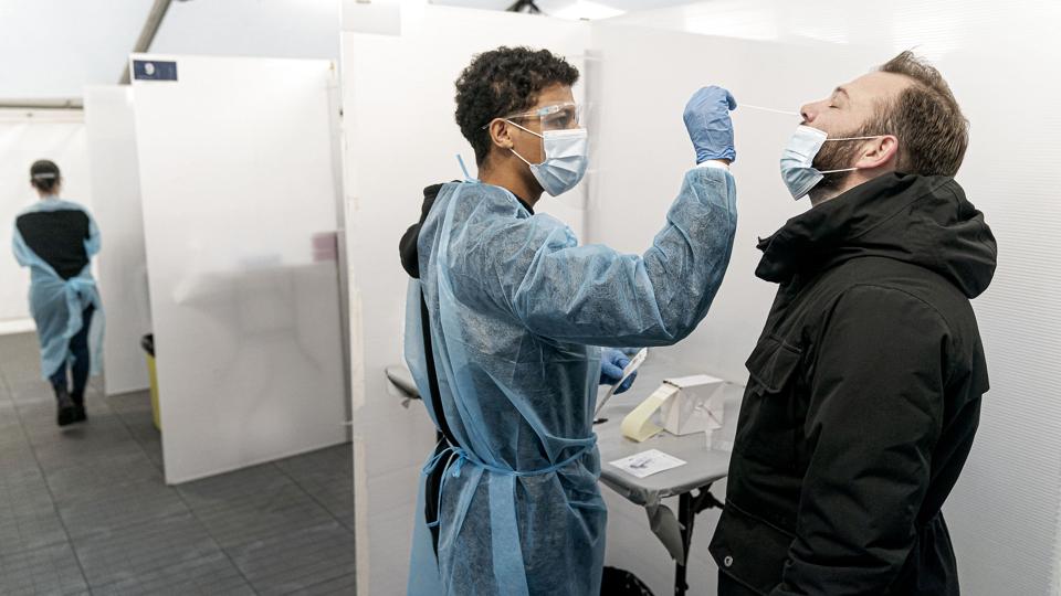 Lyntesten i næsen har været en tro følgesvend for mange danskere under coronakrisen, men søndag er det slut med at få en test på det offentliges regning. (Arkivfoto). <i>Mathias Svold/Ritzau Scanpix</i>