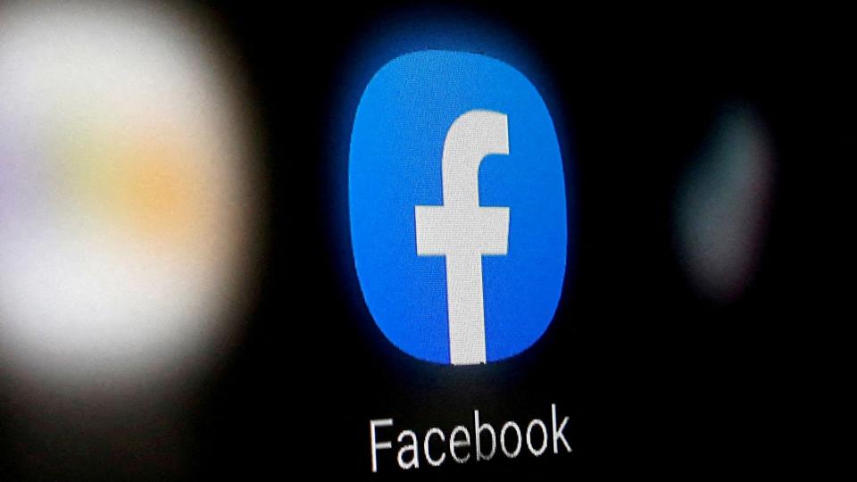 Fra 1. april gøres det strafbart at oprette en profil på sociale medier, hvor man udgiver sig for at være en anden person. (Arkivfoto) <i>Dado Ruvic/Reuters</i>