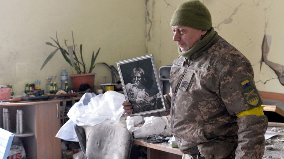 En mand i den krigsramte by Kharkiv holder et billede af John Lennon i hånden. Lennon står bag sangen "Give Peace a Chance", der fredag kan høres samme tid på radio i mere end 25 lande i Europa. (Arkivfoto). <i>Sergey Bobok/Ritzau Scanpix</i>