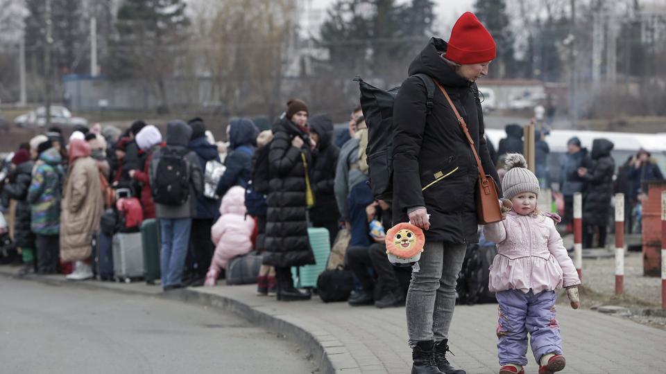 Flygtninge ved den ukrainsk-polske grænseovergang i Medyka fredag morgen. <i>Visar Kryeziu/Ritzau Scanpix</i>